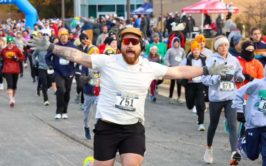 UIS-BOS Turkey Trot runners