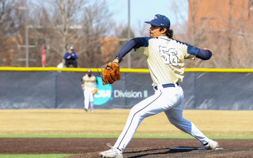 Esteban Hernandez pitching