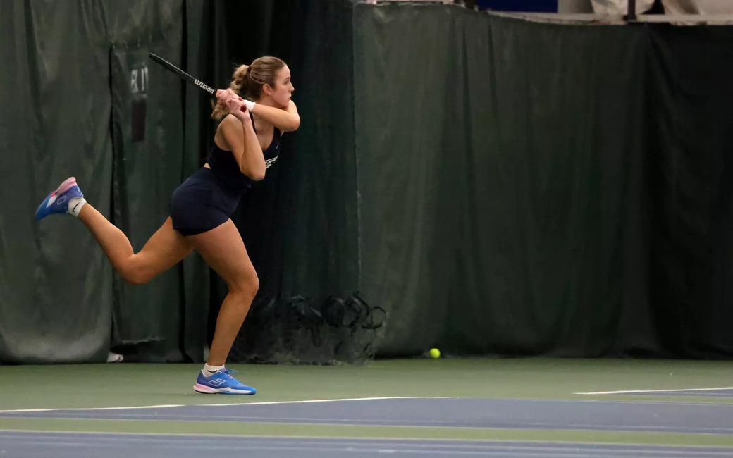 Niamh Grogan playing singles