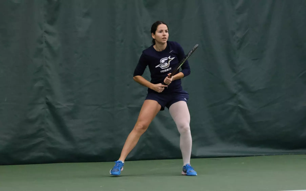 Carmen Llopis Fabra playing tennis
