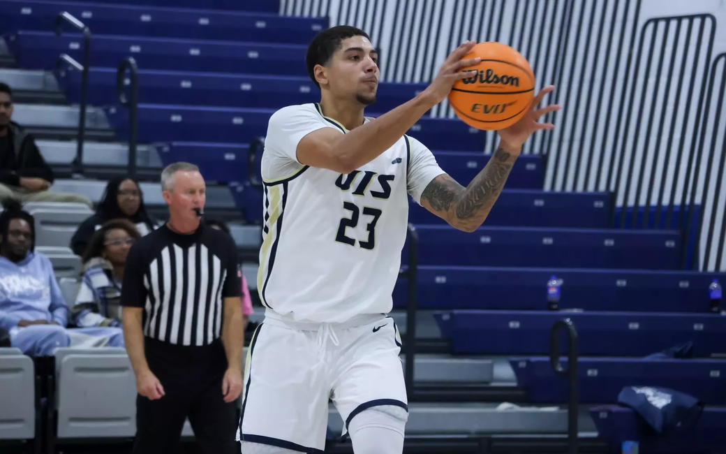 Tye Banks playing basketball