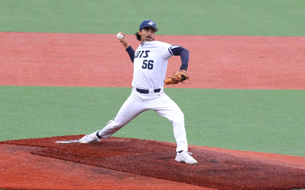 Esteban Hernandez pitching