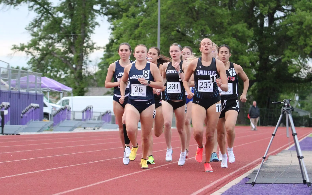 runners in a pack racing outdoor track at SBU