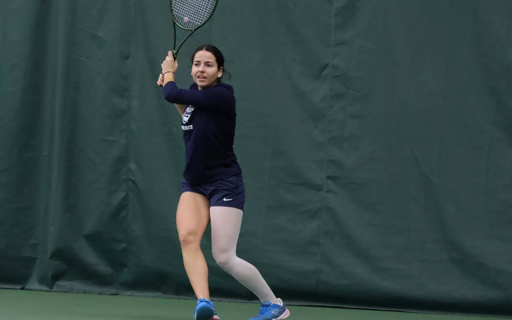 Carmen Llopis Fabra playing tennis