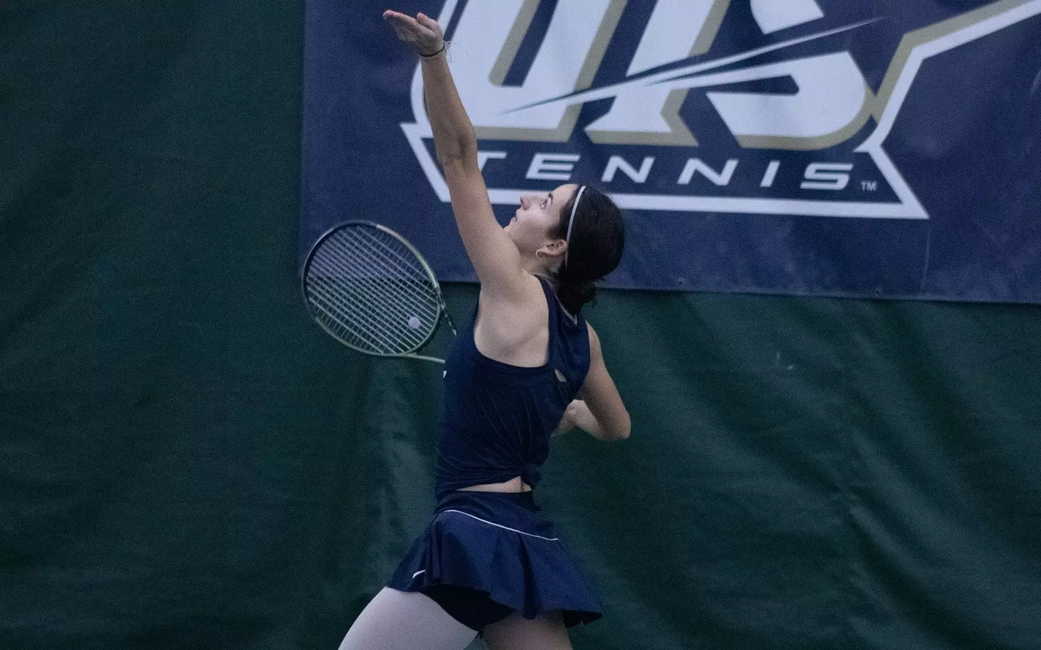 Carmen Llopis Fabra serving
