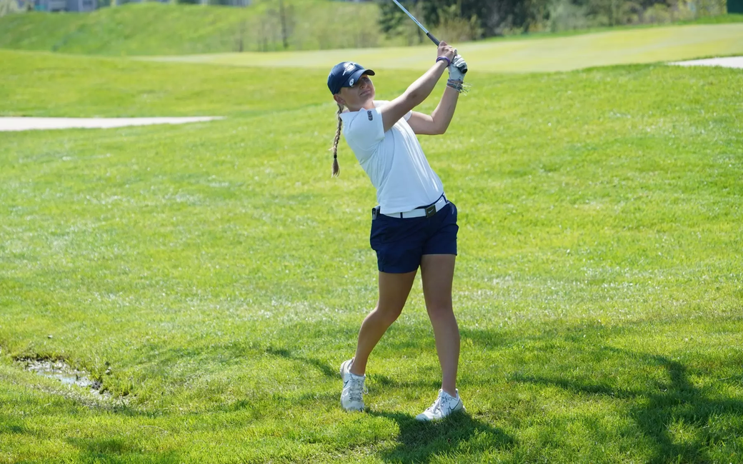 Elaine Grant golfing