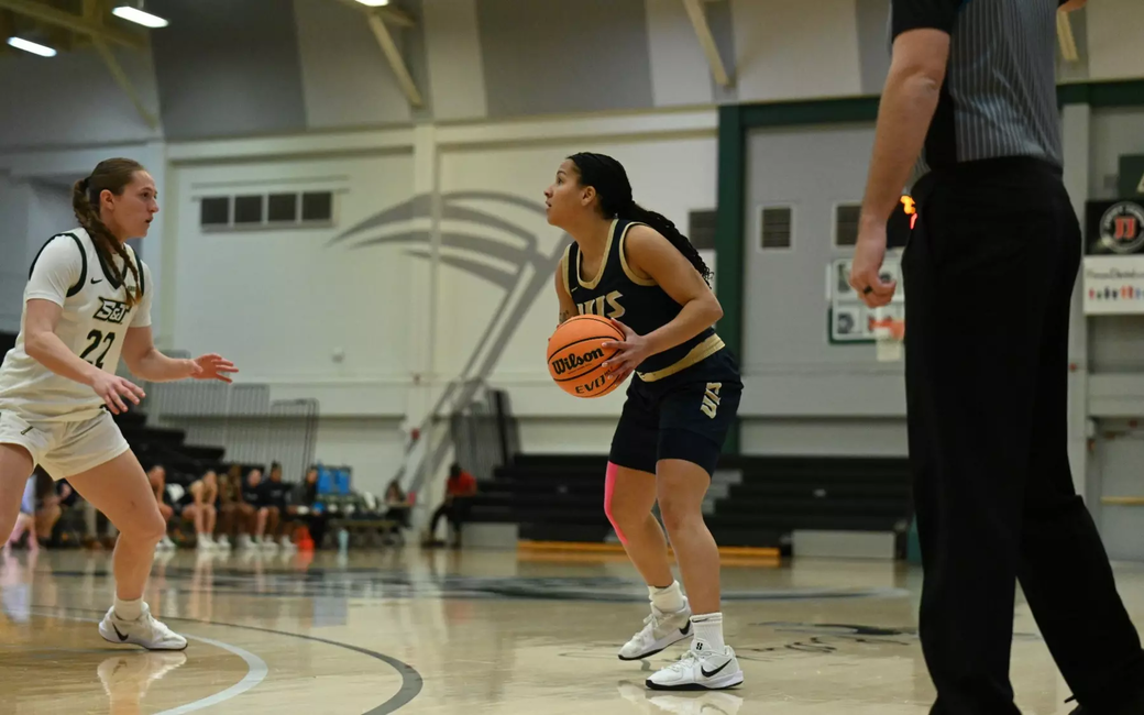 Kayla Rice playing basketball against Missouri S&T
