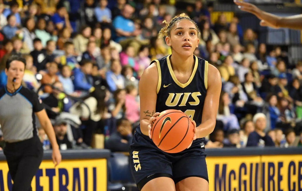 Alyssia McDaniel playing basketball
