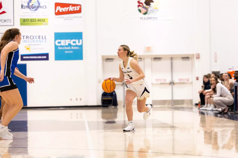 Julia Mingus playing basketball