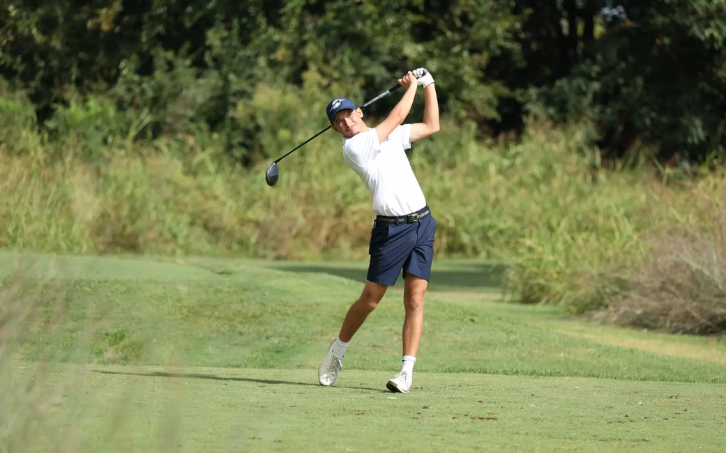 Sacha Lamraski golfing