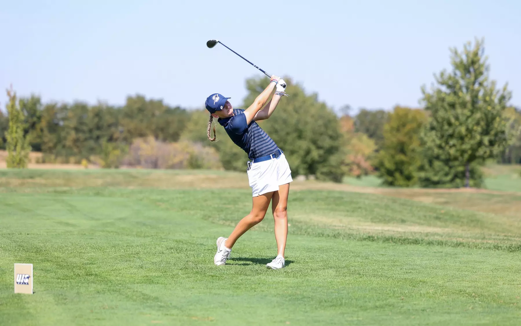 Elaine Grant golfing