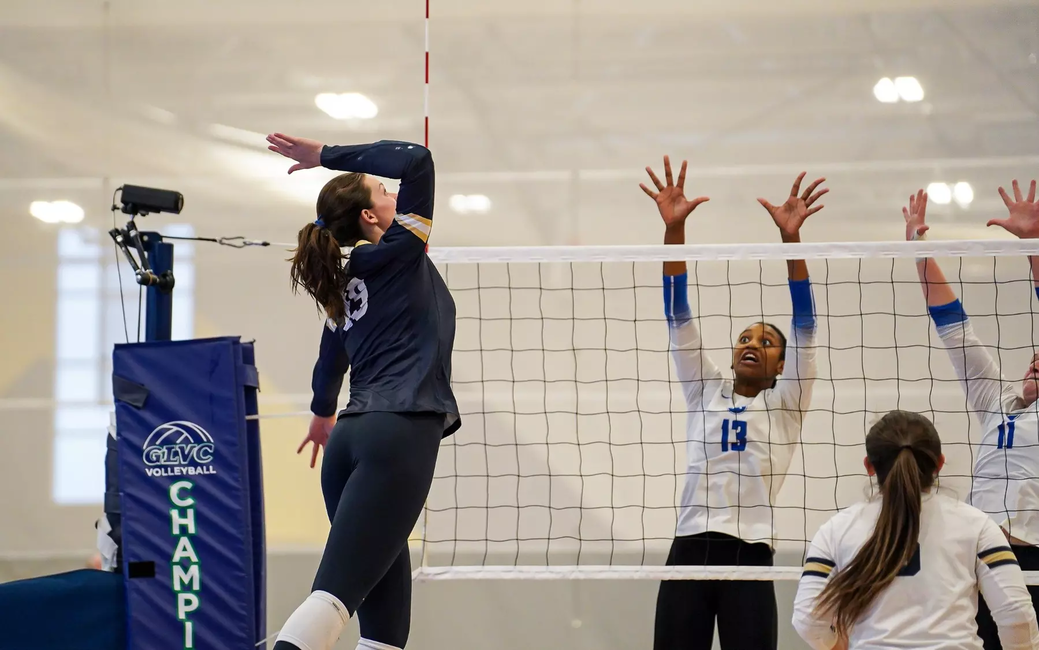 Makenna Cox playing volleyball