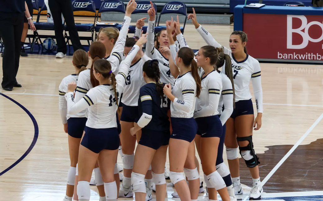 UIS volleyball team huddle