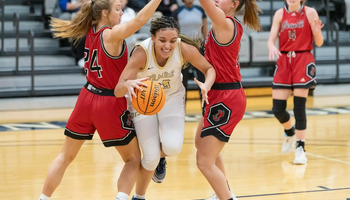 Allysia McDaniel playing basketball