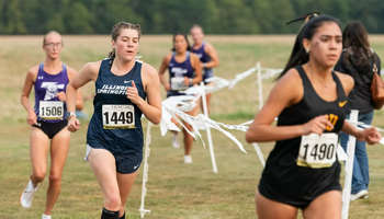 Alli Thompson running UIS xc