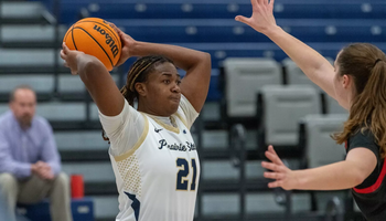 Alandyn Simmons playing basketball