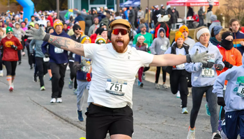 UIS-BOS Turkey Trot runners