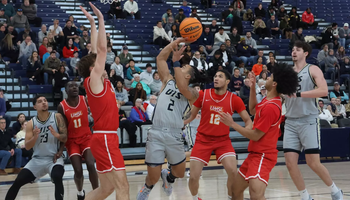 Jordan Rice playing basketball at UIS