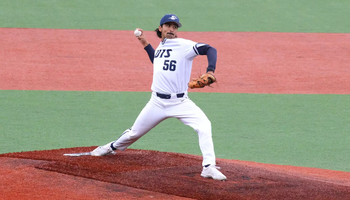 Esteban Hernandez pitching