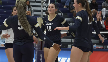 UIS volleyball huddle
