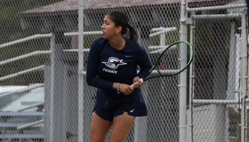 Cristina Mendoza Romero playing tennis at UIS