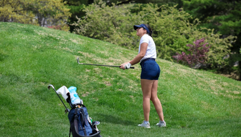 Sara Prieto golfing