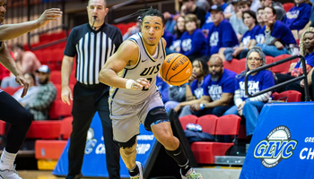 Jordan Rice playing basketball at UIS