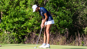 Ira Joshi golfing in UIS blue and white