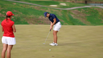 Valentina Torrealba playing golf in blue UIS gear