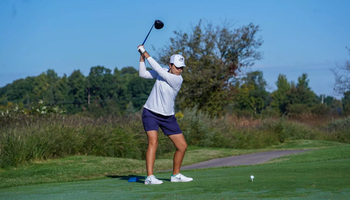 Valentina Torrealba golfing in UIS blue