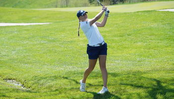 Elaine Grant golfing