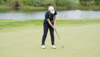 Elaine Grant putting