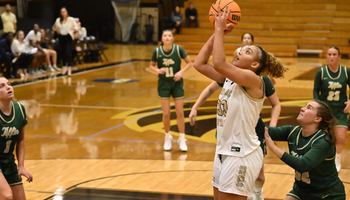 Alyssia McDaniel layup