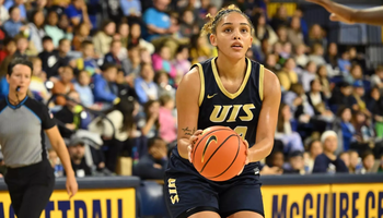 Alyssia McDaniel playing basketball