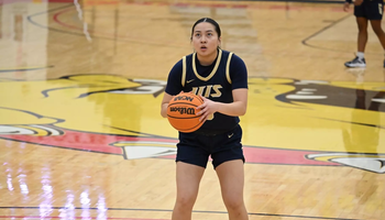 Mandi Pham shooting free throws