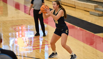 Makenna Yeager on offense