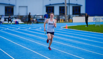 Daniel Giacomini running a relay