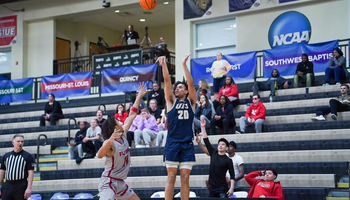 Evan Altman shooting the basketball