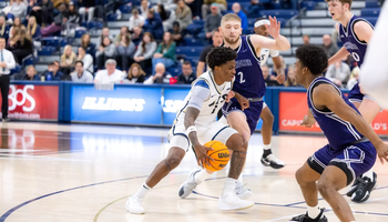 Jorden Williams playing basketball at UIS