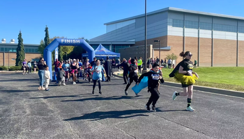 5K runners taking off from start line