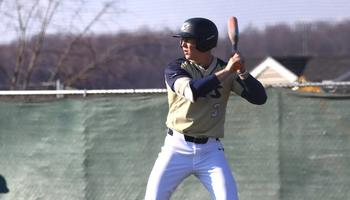 Kaden Griffitts batting