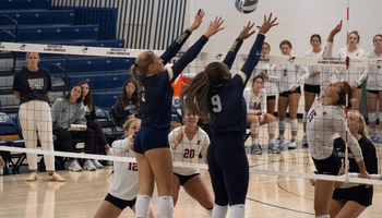 UIS volleyball players blocking
