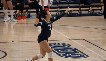 Bella Hodges serving