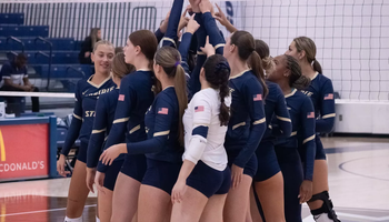 UIS volleyball team huddle