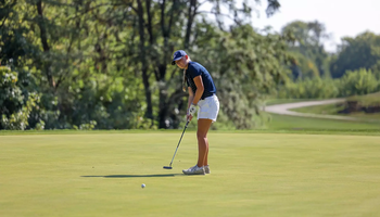 Elaine Grant golfing