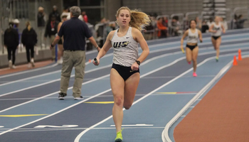 Jordan Serrahn racing the 4x400m relay