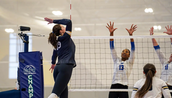 Makenna Cox playing volleyball