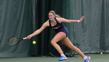 Niamh Grogan playing tennis 