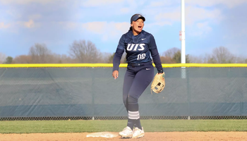 Olivia DeLuca playing second base