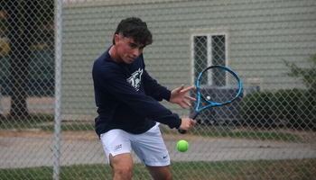 Pablo Herrera playing tennis for UIS